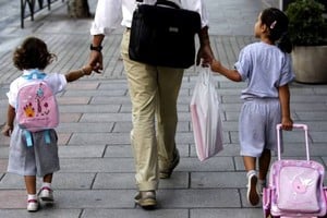 Quien ha logrado construir una familia sabe que tiene entre sus manos un bien frágil y valioso, que requiere atención constante.