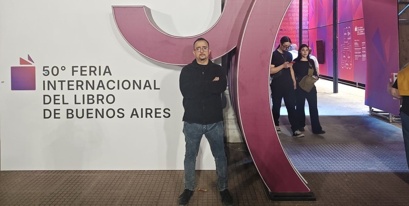 El santafesino que aprendió a leer con Julio Verne y hoy escribe una saga sobre demonios y redención
