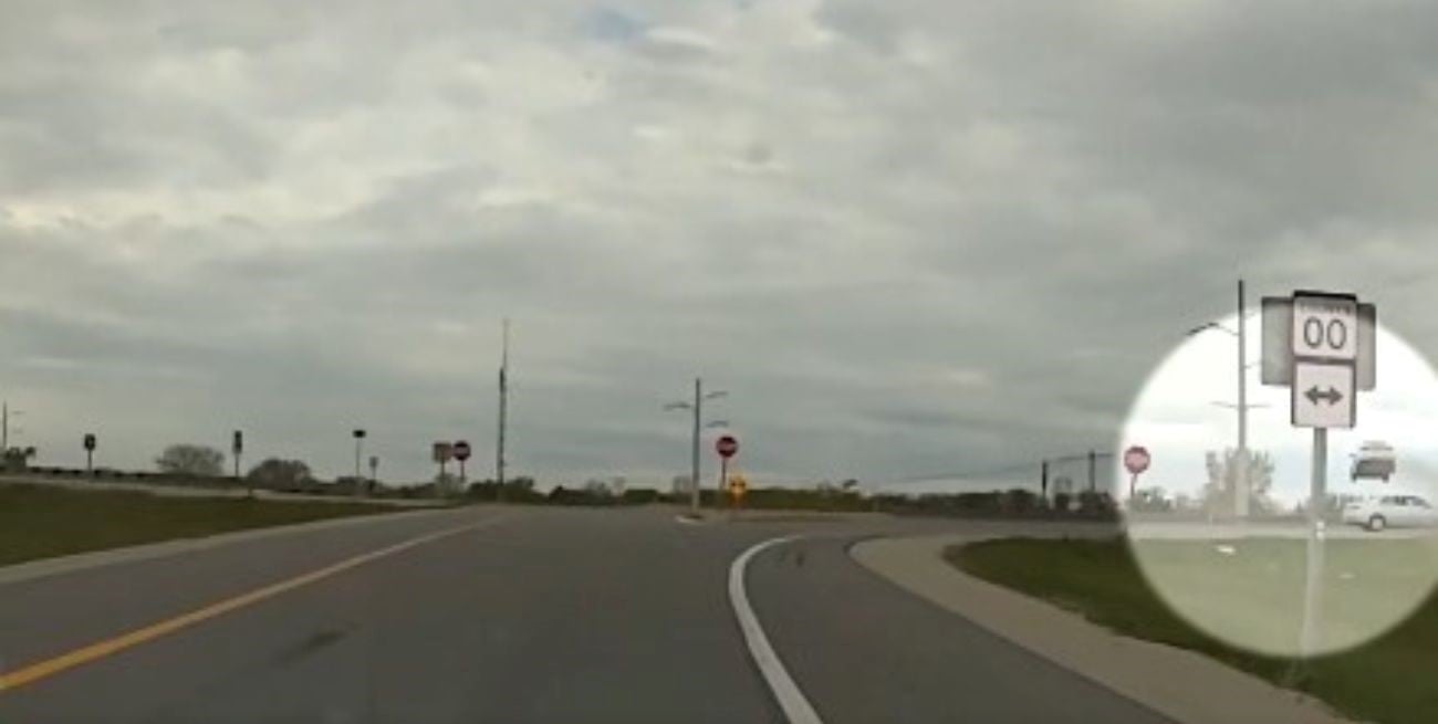 Persecución en Estados Unidos: un auto salió de la ruta y pasó por encima del tráfico