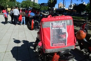 Los repartidores  de PedidosYa hicieron un "paro de aplicación" de dos horas y media para hacerse oir por la empresa. Foto: Guillermo Di Salvatore