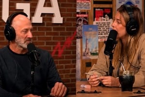 El cruce ocurrió mientras Bachrach hablaba sobre neurociencia y emociones en un segmento del streaming.