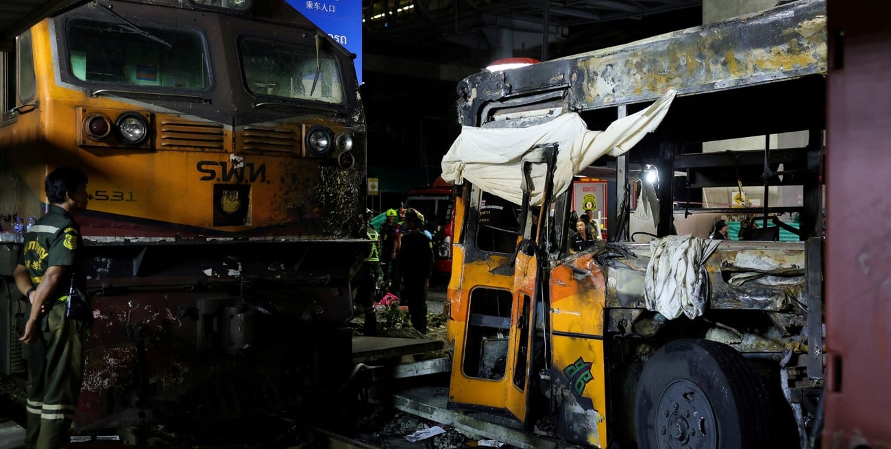 Impactante accidente en Bangkok: un tren chocó a un colectivo y dejó ocho muertos