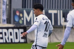 Nacho Lago y otro partido como referente sabalero. Foto: Gentileza