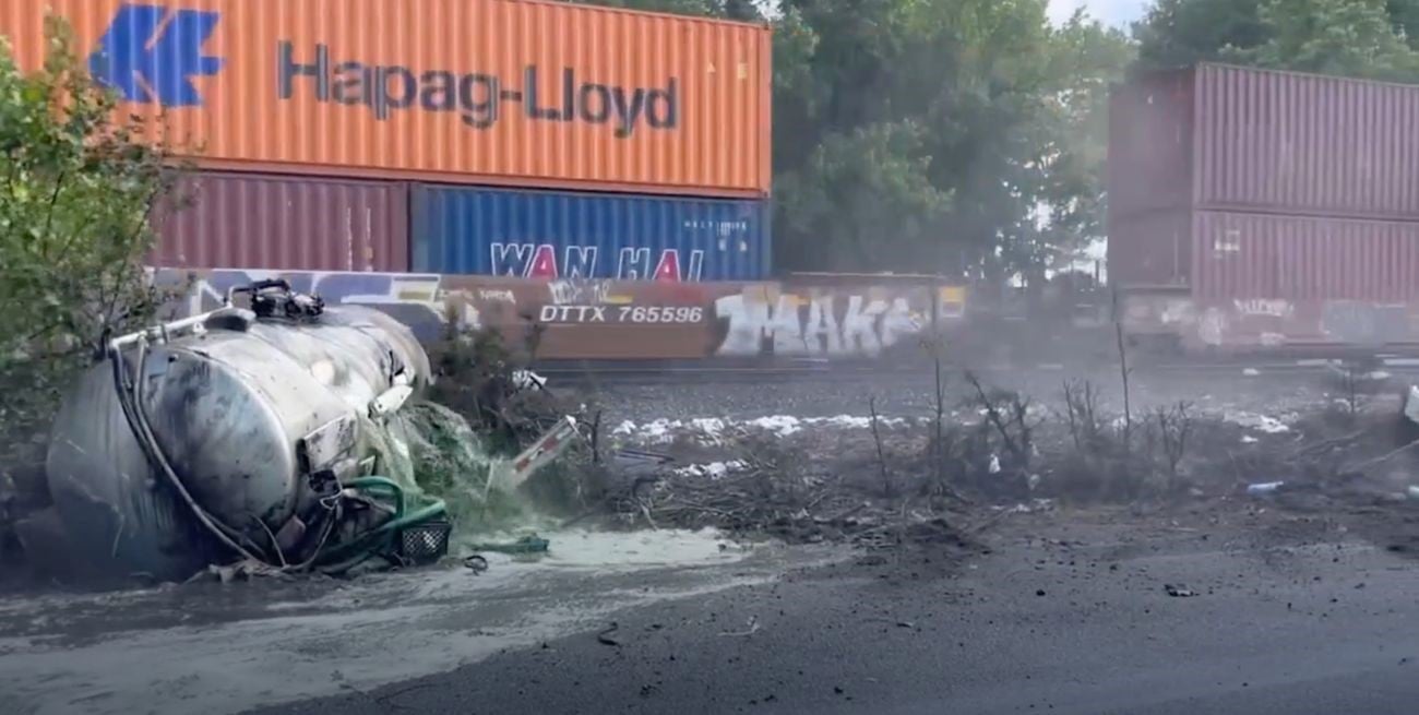 Un tren embistió a un camión atmosférico en Virginia y el conductor pelea por su vida