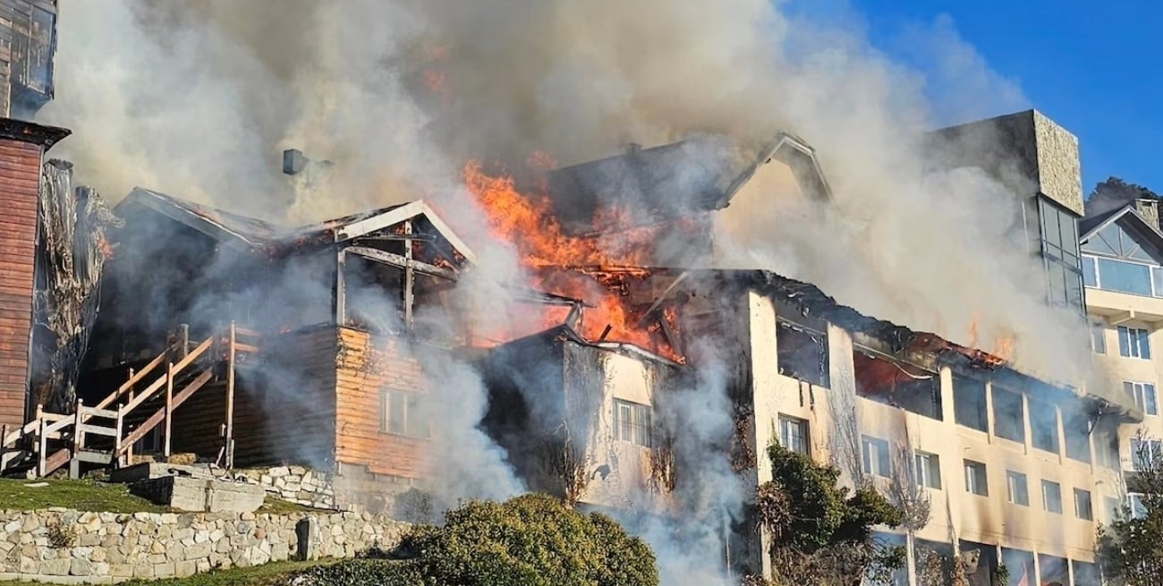 Un voraz incendio destruyó el histórico Hotel Huemul frente al Nahuel Huapi