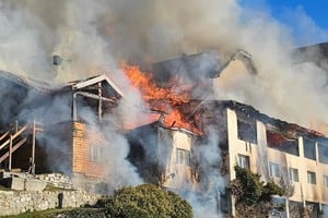 Un voraz incendio destruyó el histórico Hotel Huemul frente al Nahuel Huapi