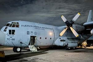 La aeronave transportó 12 toneladas de pollo congelado, insumos provistos por el propio Estado boliviano pero cuya distribución se había vuelto imposible por vía terrestre. 