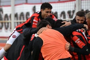 Con un gol en contra y otro de Salas, Patronato logró superar a Chacarita en un partido donde la defensa y el juego físico fueron protagonistas.