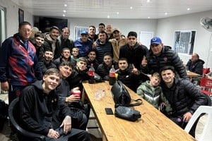 El descanso de los guerreros. La Perla, ganó, lo festejó y sigue arriba.  Gentileza.