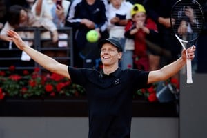El italiano logra un hito al vencer a Ruud en el Foro Italico, siendo el primer compatriota en 50 años en alzar el trofeo, igualando a Djokovic en Masters. Foto: REUTERS / Ciro De Luca.