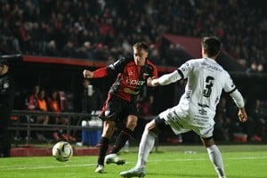 Julián  Marcioni en acción. El extremo rojinegro tuvo una aceptable actuación en Caseros, aunque se fue reemplazado por Sarmiento.
