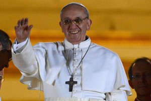 13 de marzo de 2013. Tras el histórico anuncio del cardenal protodiácono Jean-Louis Tauran, Jorge Bergoglio saluda a los feligreses congregados en la plaza de San Pedro. El papa Francisco empezaba su pontificado.