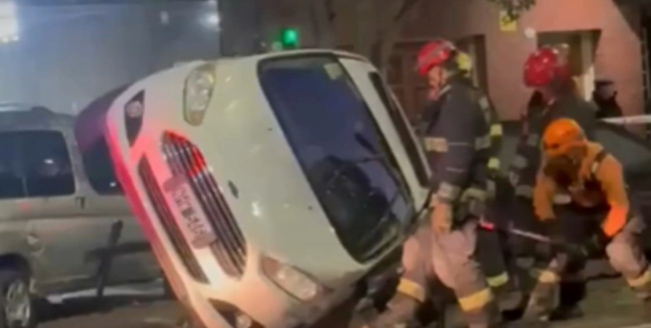 Choque y vuelco en Caballito: un auto perdió el control y chocó vehículos estacionados