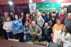 La imperdible foto del final, entre todos y con todos. El "Laura Mundín" es un encuentro que trasciende lo literario y que se ha convertido en un acontecimiento enriquecedor, del que participan invitados de distintos puntos del país.