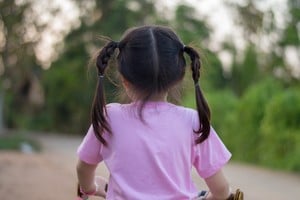 La niña quedó bajo resguardo estatal tras una resolución judicial en Santa Fe.
