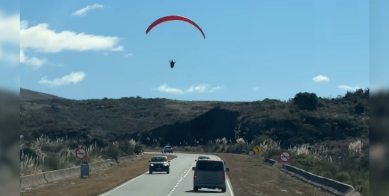 Córdoba: un parapente aterrizó en plena ruta de Altas Cumbres y causó impacto en redes