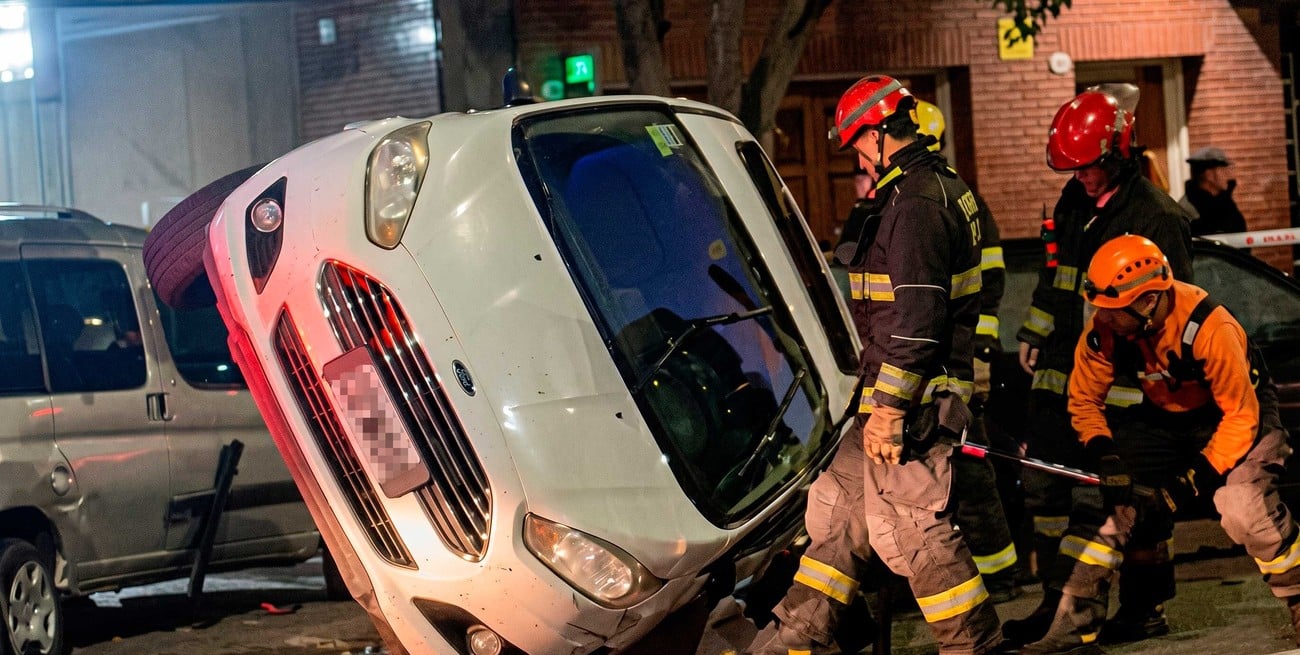 Choque y vuelco en Caballito: un auto perdió el control y chocó vehículos estacionados