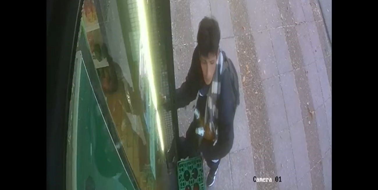 Los videos del violento asalto a un kiosco en el macrocentro santafesino