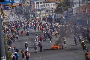 Manifestantes exigieron la renuncia del presidente Rodrigo Paz Pereira en El Alto, Bolivia, en medio de un operativo policial y militar para despejar rutas bloqueadas desde hace dos semanas. Crédito: Xinhua/Javier Mamani