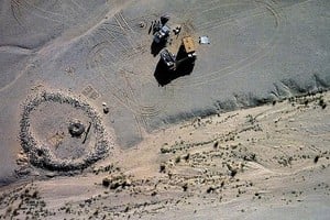 Se trata de "grandes fosas comunes circulares llenas de huesos de personas y animales".