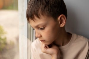 Las palabras feas que un niño o adolescente recibe de un adulto no son tan solo palabras ni se las lleva el viento. Son palabras y gestos que no se olvidan.