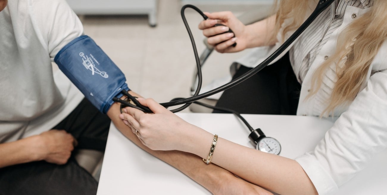 Hipertensión arterial: por qué preocupa cada vez más en jóvenes y cuáles son los hábitos que ayudan a prevenirla