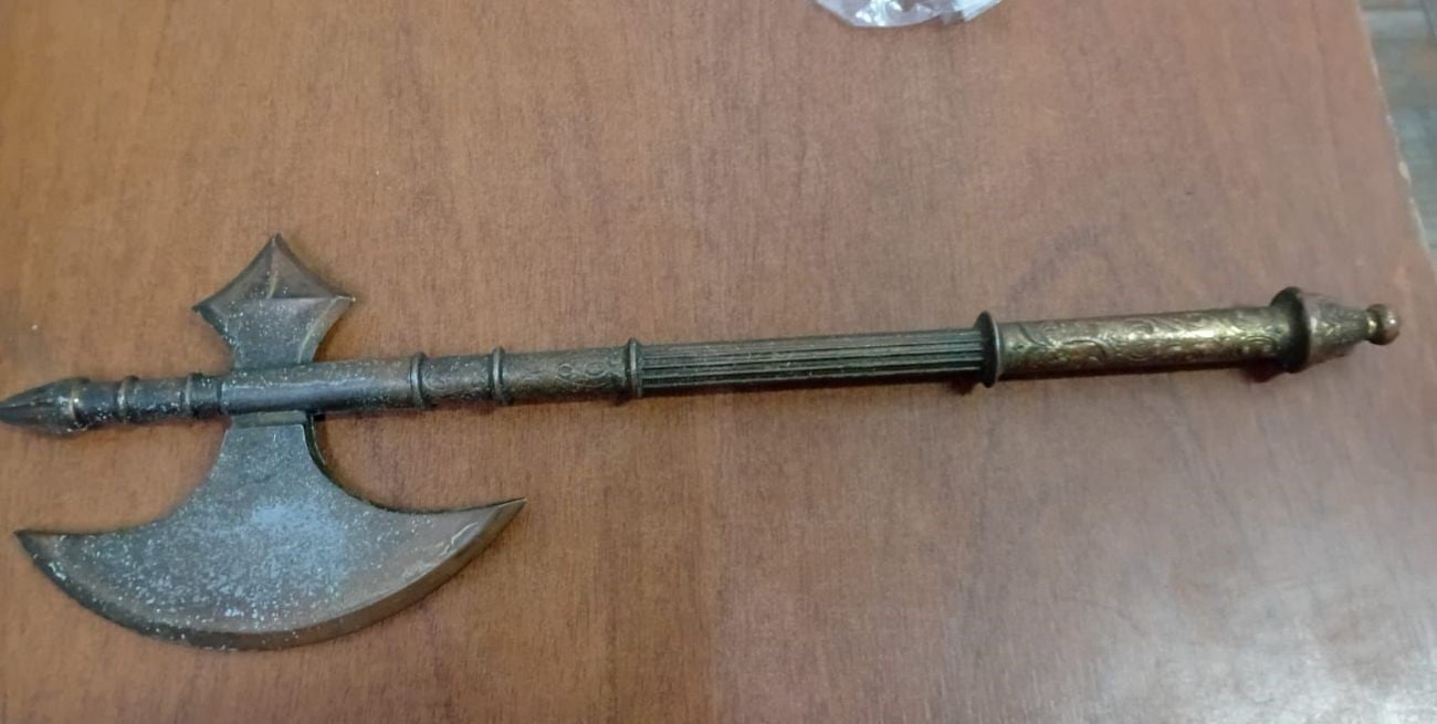 Caminaba por barrio Scarafía con una curiosa arma de guerra