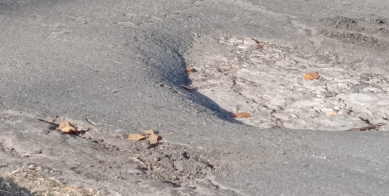 Complicaciones en el tránsito por profundo bache en Uruguay y San Jerónimo