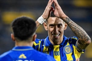 Ángel Di María convirtió el partido en goleada. Foto: @RosarioCentral
