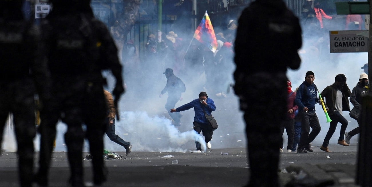 Movilizaciones contra Rodrigo Paz Pereira derivaron en disturbios y represión en Bolivia