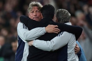 Gabriel Heinze integra el cuerpo técnico campeón de Arsenal. Foto: Reuters