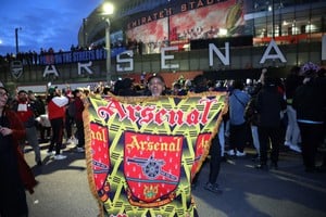 Los hinchas del Arsenal festejando afuera del estadio. Crédito: Reuters/Andrew Boyers