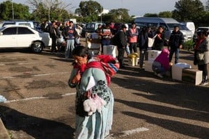 Habitantes de Santa Cruz llevan al aeropuerto cajas de alimentos para enviar a sus familiares en La Paz