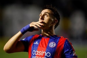 Rodrigo Auzmendi celebra el segundo gol. Reuters.