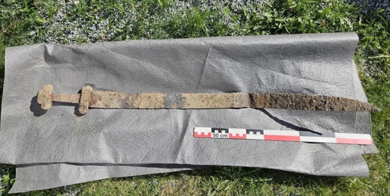 Noruega: un niño encontró una espada vikinga de 1.300 años en una excursión escolar