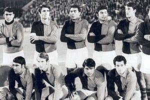 Equipo de Colón de 1968. Allí aparecen, entre otros, Drago, Sanitá, Lezcano, Lo Bello, Mareque, Motura y Can Can Ceballo. El primero de los agachados, empezando por la izquierda, es Borgogno.