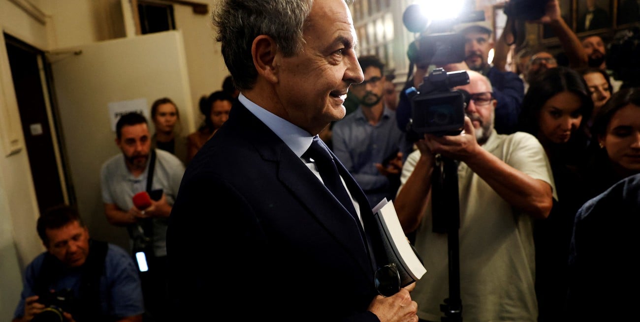 Bloquean parte de las cuentas del ex presidente español Zapatero y de sus hijas