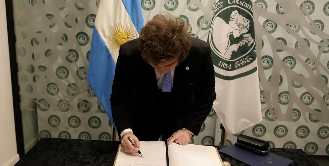 Milei anunció una baja de retenciones y destacó el récord exportador del sector agropecuario
