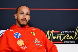 “Sí, sigo bajo contrato. Para mí todo está 100% claro. Sigo concentrado y motivado”, afirmó Hamilton, despejando dudas sobre su continuidad. REUTERS/Jennifer Gauthier