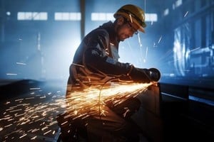 El desafío central de la economía argentina consiste en generar nuevas fuentes de empleo y recomponer el salario real de manera sostenible.