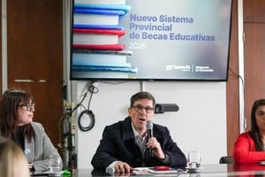 El ministro de Educación, José Goity, junto con la secretaria de Gestión Territorial Educativa, Daiana Gallo Ambrosis, y la secretaria de Gestión de Recursos, Florencia González.