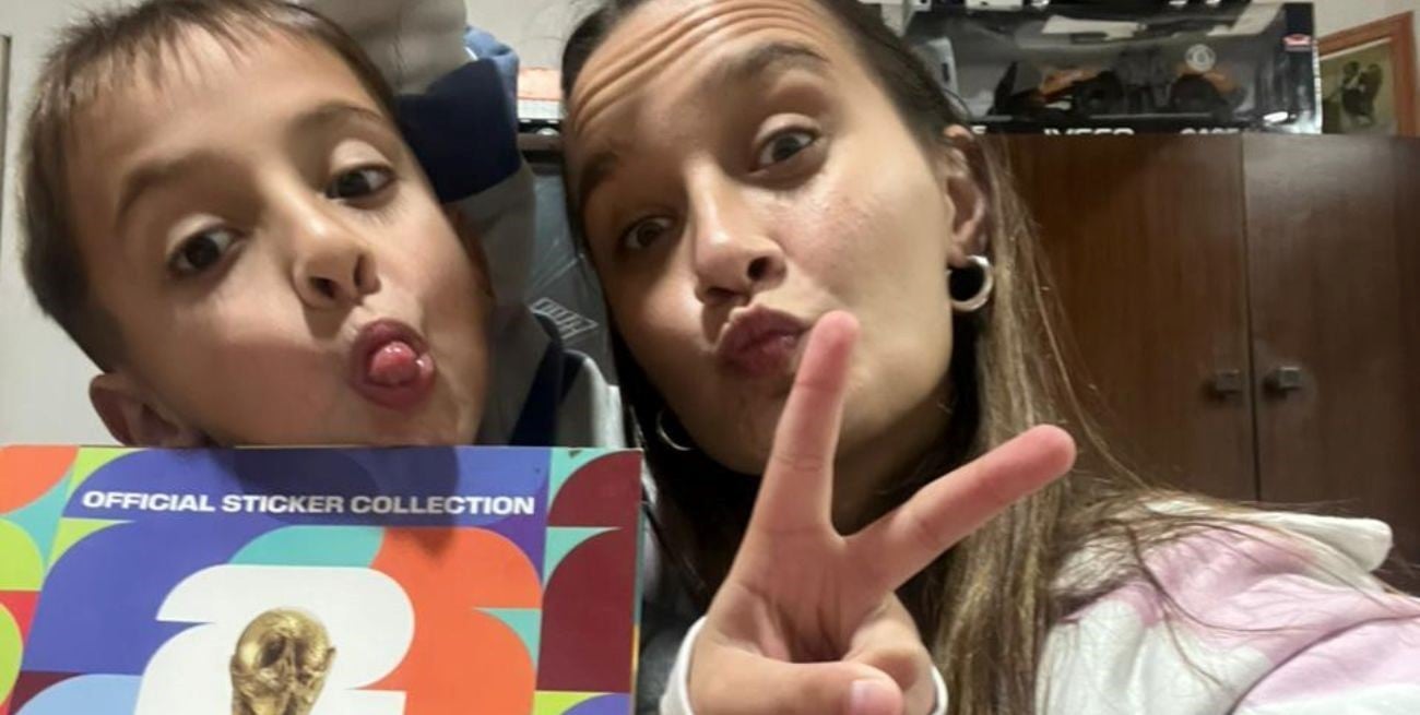 La mamá que recorre 128 km para que ningún chico se quede sin figuritas