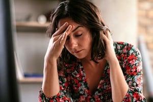 No todos los dolores de cabeza son iguales y que algunos síntomas asociados requieren atención médica.