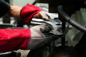 La industria manufacturera argentina lidia con problemas financieros, competencia de importados y escasez de insumos, afectando su capacidad productiva y competitividad. Foto: REUTERS / Irina Dambrauskas.