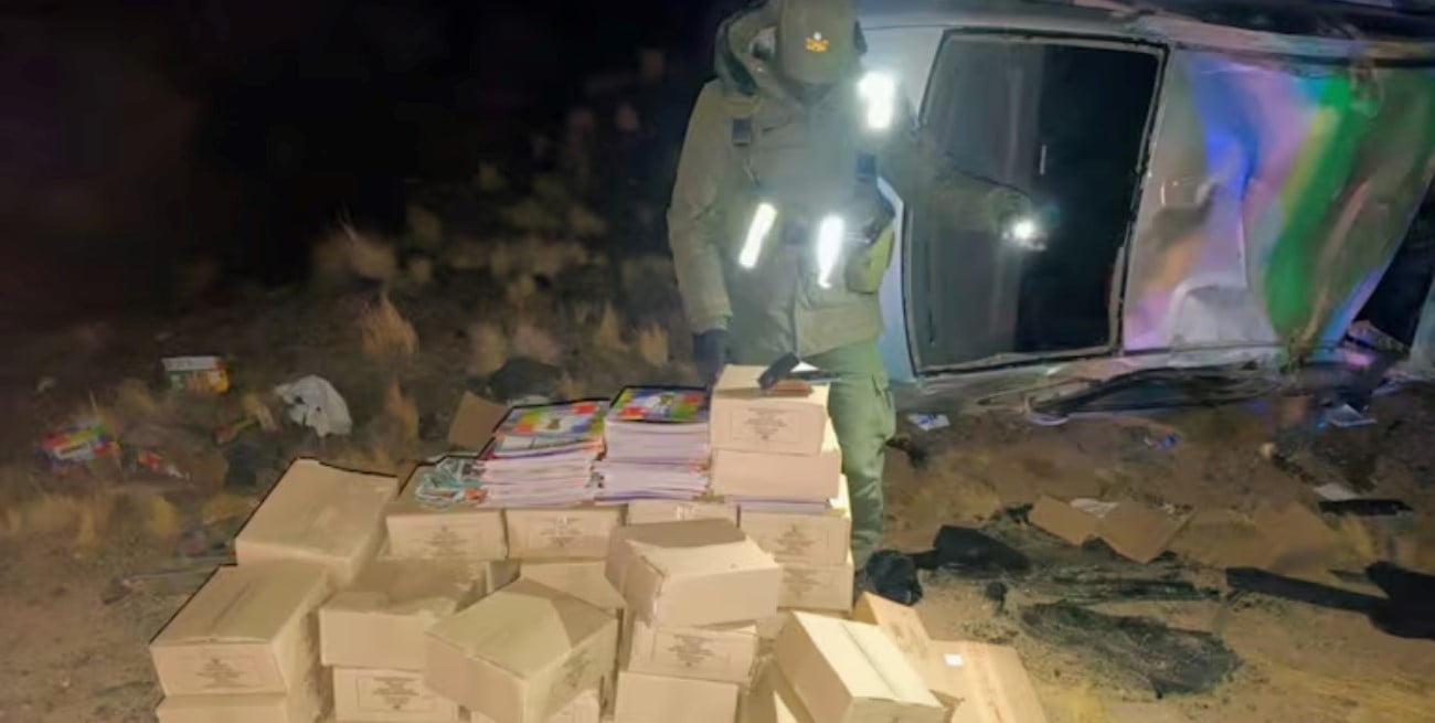 Volcó tras escapar de un control y descubrieron un contrabando de figuritas del Mundial 2026