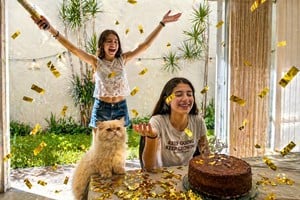 Cumpleaños en familia. "No sé cuántas vidas tenía Benjamín. Solo sé que compartió con nosotros once años y treinta y dos días. Y que dentro de ese tiempo hubo felicidad. Mucha. Una felicidad doméstica. Sin grandilocuencias. Construida a partir de pequeños rituales".