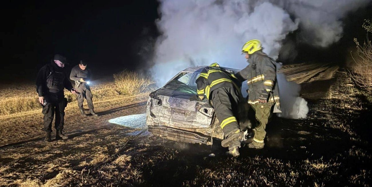 Misterioso incendio de un vehículo en la zona rural de Villa Eloísa