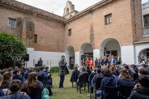 Los alumnos realizaron una emotiva interpretación en vivo del tema y recibieron presentes entregados por integrantes del Ejecutivo municipal.