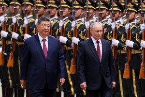 Putin fue recibido en China con todos los honores militares: guardia de honor, salva de cañones y fuerte simbolismo. Crédito: REUTERS/Maxim Shemetov