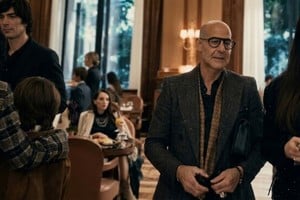 A la izquierda, Mari junto a su esposa e hijo; a la derecha, Stanley Tucci y Anne Hathaway.